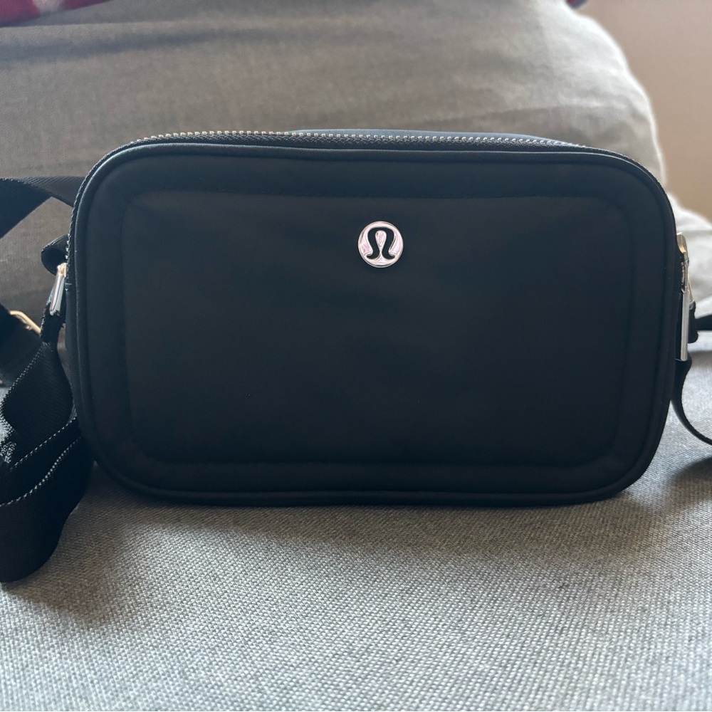 EUC Lululemon Crossbody Camera Bag 2L